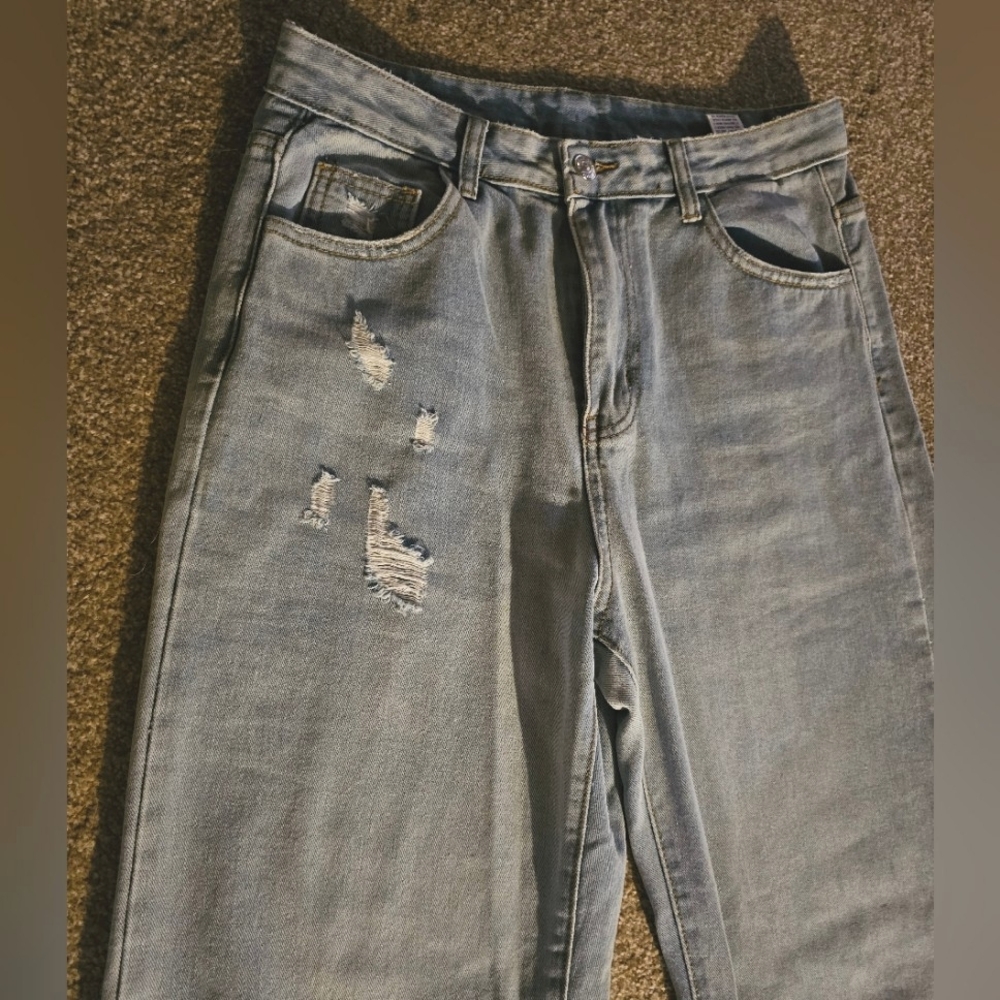 Distressed High Wasted Jeans